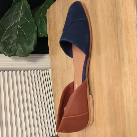 Toms, Navy & Leather Flats, Size 8 & 9 - Picture 4 of 6